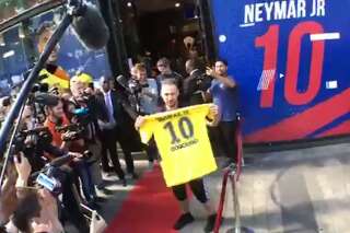 Neymar au PSG : des centaines de fans pour le maillot devant la boutique officielle des Champs Élysées