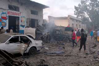 Une prise d'otages et deux explosions font au moins 27 morts à Mogadiscio en Somalie