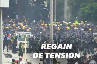 À Hong Kong, la police charge les manifestants qui érigent des barricades