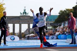 Marathon de Berlin: Eliud Kipchoge pulvérise le record du monde en 2h01:39