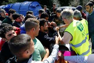 À Calais, ce que change la distribution des repas par l'État pour les migrants