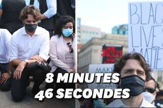 Justin Trudeau un genou à terre pendant une manifestation anti-racisme