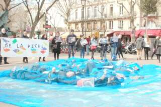 Des militants Vegan Impact s'entravent dans des filets à Paris pour demander l'abolition de la pêche