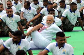 Faire du yoga face au Covid? En Inde, l'idée est vantée par le premier ministre Modi
