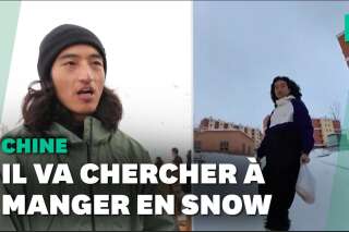 En Chine, il va chercher son petit-déjeuner en snowboard
