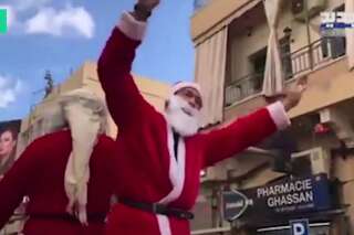 Joyeuses fêtes! Au Liban, des pères et mères Noël dansent la dabkeh