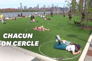 Dans ce parc de New York, des cercles sont tracés pour maintenir la distance sociale