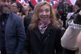 Sylvie Testud dérangée en plein tournage par une journaliste lors du rassemblement pour Macron au Louvre