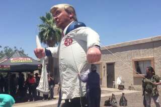 En visite à des migrants, Melania Trump est accueillie par un mannequin géant de son mari en tenue du Ku Klux Klan