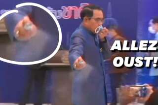 En Thaïlande, le premier ministre asperge des journalistes au spray hydroalcoolique