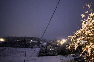 La neige perturbe le trafic SNCF dans le sud-est et prive des milliers de foyers d'électricité