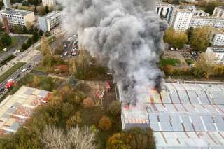 Le Havre: une centaine de pompiers déployés pour un entrepôt en feu