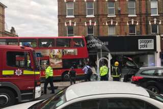 À Londres, un bus à impériale s'encastre dans une boutique et fait plusieurs blessés