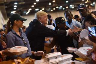 A Houston, Trump sert le repas aux victimes de la tempête Harvey