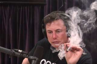 Tesla chute lourdement en bourse après une interview d'Elon Musk fumant un joint et buvant du whisky