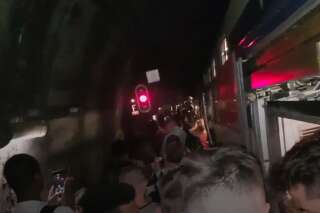 Les images des usagers du RER A, évacués directement sur les voies après une panne