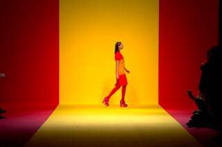 Les mannequins d'Ágatha Ruiz de la Prada foulent le drapeau espagnol lors de la Fashion Week de Madrid