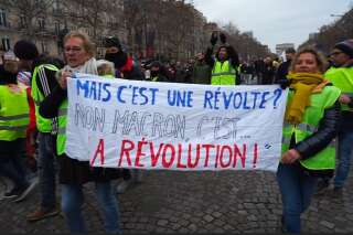 Les gilets jaunes ont bloqué la circulation des Champs-Élysées pour l'acte VIII