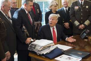 La Maison-Blanche paye une brigade d'employés pour recoller les documents déchirés par Trump