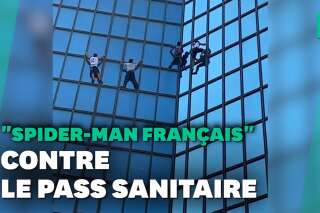 Alain Robert, le Spider-Man français, escalade la tour Total pour dénoncer le pass sanitaire