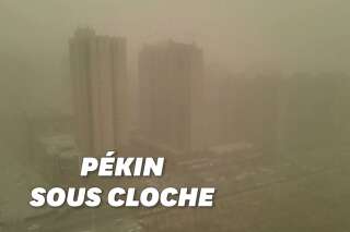 Le ciel de Pékin opaque à cause d'une tempête de sable et de la pollution