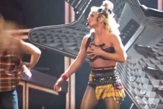 Britney Spears perd son soutien-gorge en plein concert