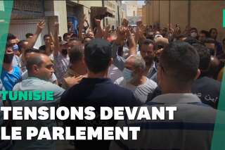 En Tunisie, des heurts devant le Parlement après le gel de ses activités