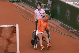 À Roland-Garros, Kiki Bertens quitte le terrain en fauteuil roulant