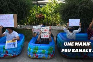 Pourquoi, en Birmanie, les manifestants sont dans des piscines gonflables?