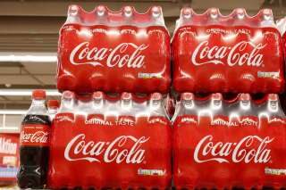 Coca-Cola va passer aux bouchons attachés aux bouteilles