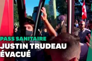 Justin Trudeau visé par des graviers lancés par des anti-mesures sanitaires