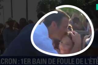 À Brégançon, pour son premier bain de foule de l'été, Emmanuel Macron est fidèle à son image de président tactile
