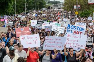 À Boston, des militants d'extrême droite submergés par des milliers de manifestants anti-racisme, des accrochages