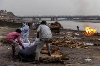 En Inde, des victimes présumées du Covid-19 s'échouent dans le Gange
