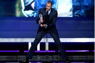 Aux Critics' Choice Awards, Alexander Skarsgård a eu du mal à faire son discours du haut de son mètre quatre-vingt dix