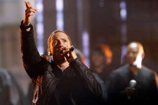 Aux iHeartRadio Music Awards, Eminem a ajouté un couplet anti-armes à feu à un de ses morceaux
