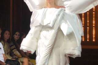 À la Fashion Week de Paris, Viktor & Rolf créent la surprise avec cette robe-lit