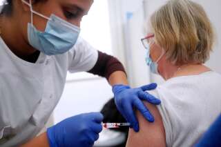 Vaccin contre le Covid: déprogrammations en série faute de doses dans plusieurs régions
