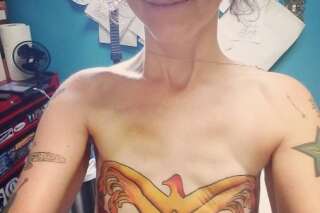Après une double mastectomie, elle s'est fait un tatouage très symbolique sur la poitrine