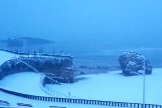 La neige rend la plage de Biarritz méconnaissable