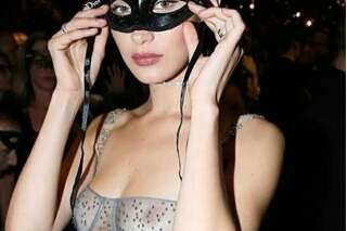 Bella Hadid tout en transparence au bal masqué Dior