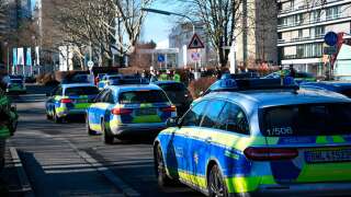 En Allemagne, une femme soupçonnée d’avoir tué son sosie pour simuler sa propre mort (Photo d’illustration : des voitures de police à Heidelberg le 24 janvier 2022).