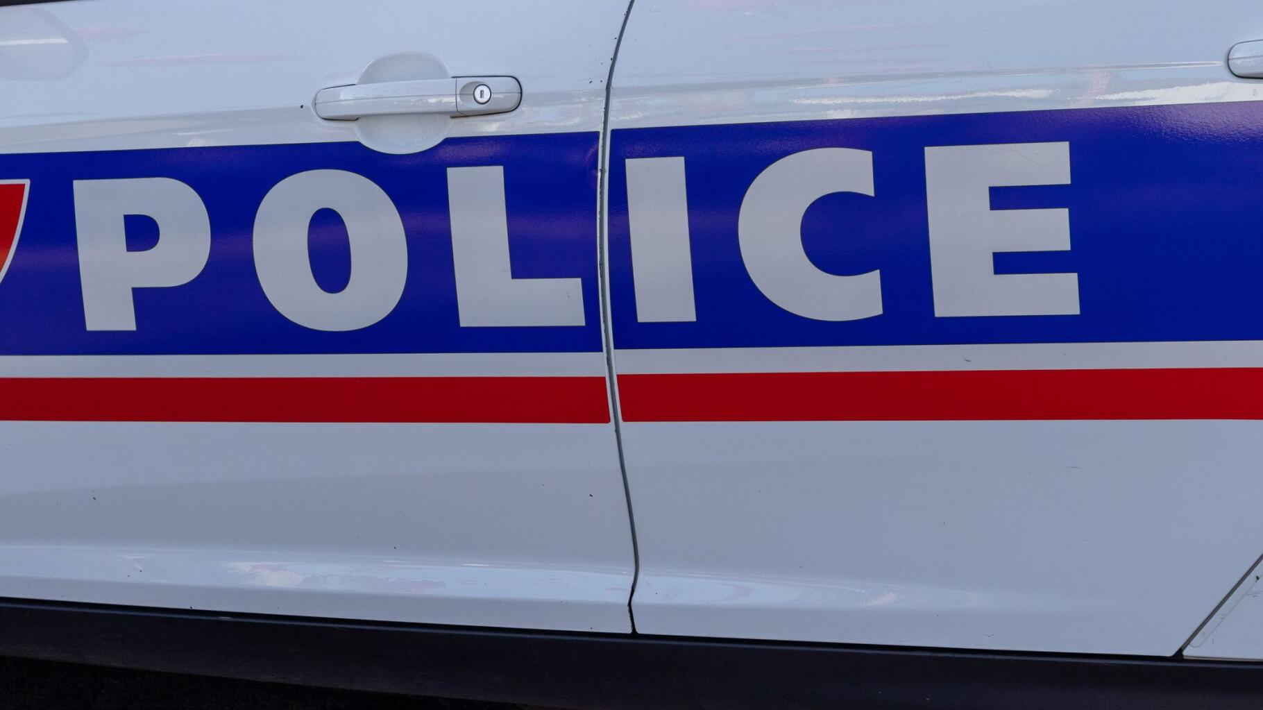Trois personnes placées en garde à vue après l’attaque d’une voiture de police à Paris