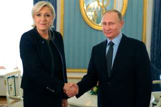 Ukraine: ce tract du RN avec une photo de Le Pen et Poutine tombe au pire moment
