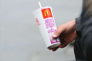 McDonald's présente les gobelets en carton qui remplaceront ses pailles