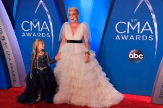 Aux CMA Awards 2017, Pink amène sa fille sur le tapis rouge