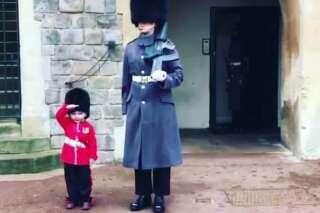 Ce petit garçon a réussi à faire fondre le cœur de ce soldat de la Garde royale britannique