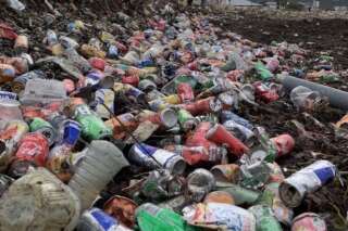 Inondations à Marseille: les plages couvertes de déchets nettoyées par les habitants