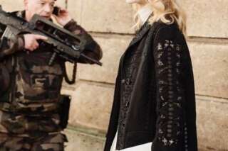 Cette photo de Natalia Vodianova à la Fashion Week résume le contexte sécuritaire à Paris