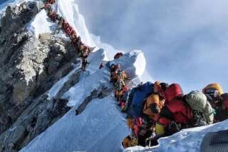 Au sommet de l'Everest, cette alarmante photo d'alpinistes bouchonnant